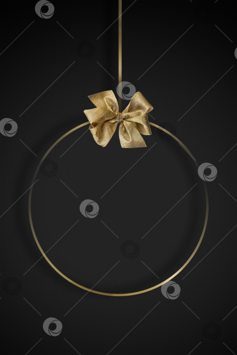 Скачать Иллюстрация золотого шара на черном фоне, украшенный бантом для оформления новогодней и рождественской тематики. фотосток Ozero
