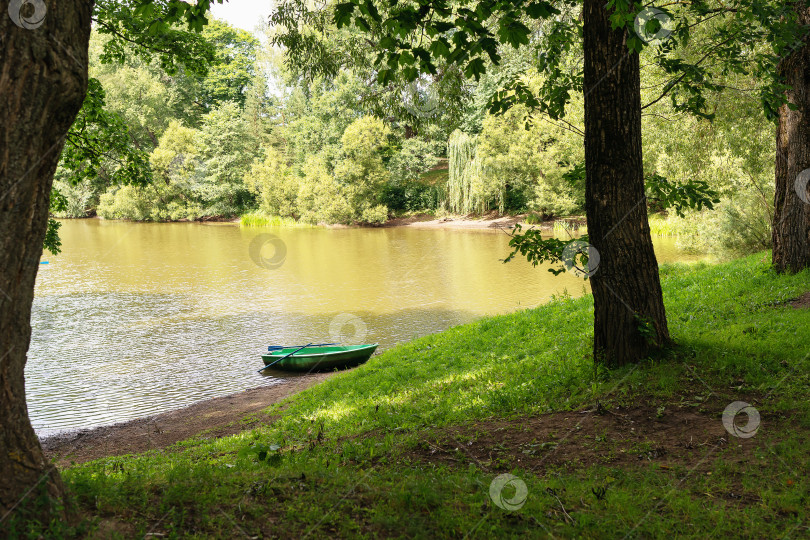 Скачать Старая лодка на берегу озера летним днем фотосток Ozero