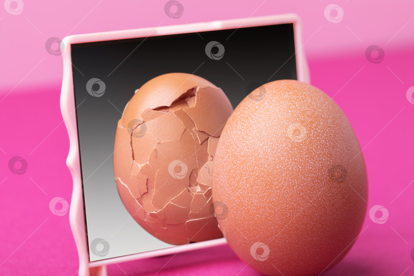 Скачать Целое яйцо смотрится в зеркало, но отражается разбитое - шаблон для дизайнера фотосток Ozero