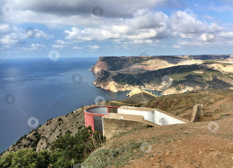 Скачать "Бочка смерти" в Балаклаве, Крым. Красивый вид на Черное море и Балаклавский залив сверху. фотосток Ozero