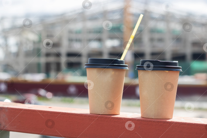 Скачать Две пластиковые кофейные чашки на фоне города фотосток Ozero