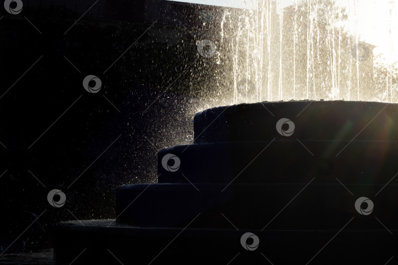 Скачать Брызги фонтана на закате крупным планом фотосток Ozero