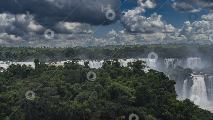 Скачать Красивый тропический пейзаж с водопадом. фотосток Ozero