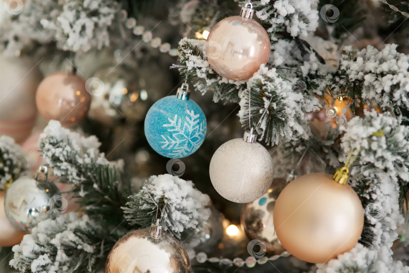 Скачать Крупный план ветки рождественской елки с яркими игрушками. фотосток Ozero