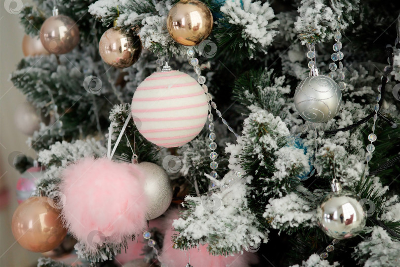 Скачать Крупный план ветки рождественской елки с яркими игрушками. фотосток Ozero