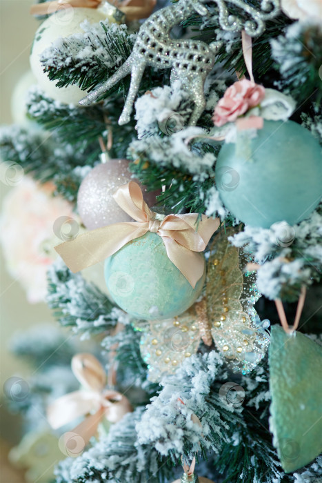 Скачать Нарядная украшенная шарами и фигурками рождественская елка. фотосток Ozero