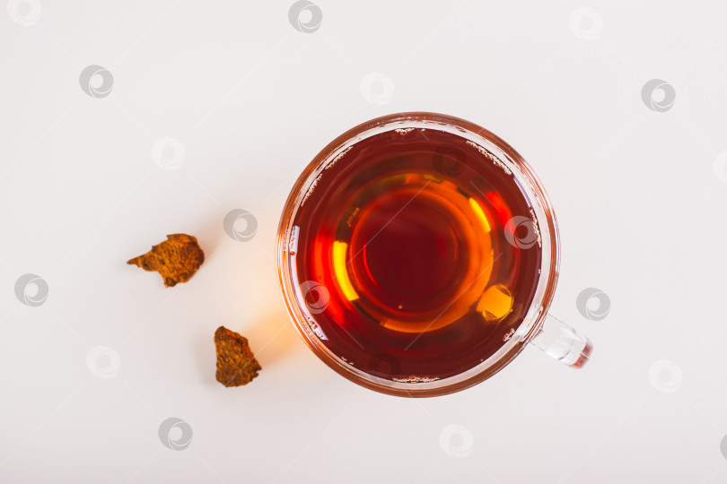 Скачать Крупный план лечебного чая чага из березового гриба в чашке на столе вид сверху фотосток Ozero