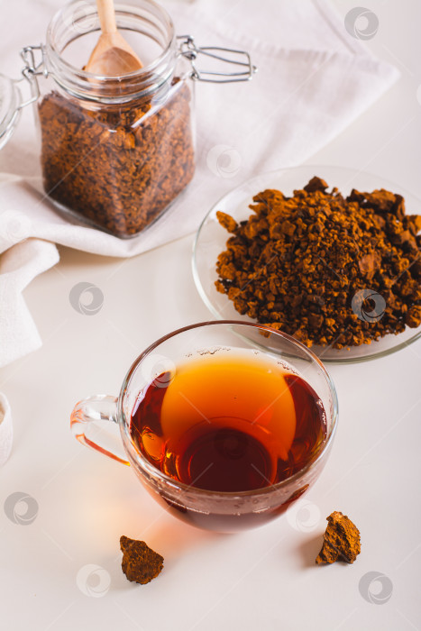 Скачать Целебный чай из дикорастущего березового гриба чага в чашке на столе вертикальный вид фотосток Ozero