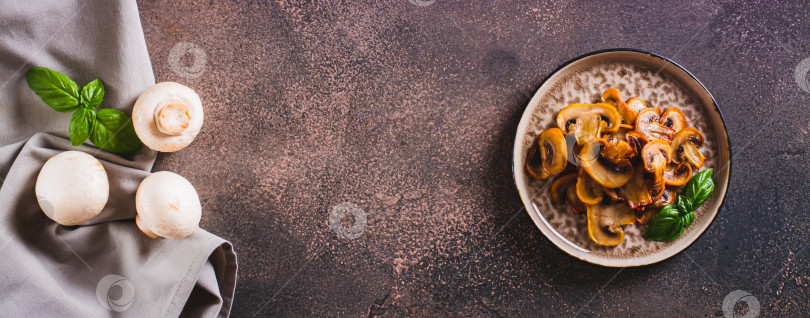 Скачать Пикантная закуска из жареных шампиньонов с базиликом на тарелке вид сверху веб-баннер фотосток Ozero