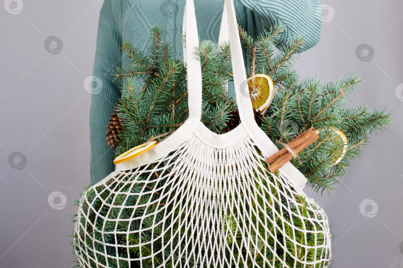 Скачать Авоська с еловыми ветками с экологически чистым органическим декором из сушеного апельсина фотосток Ozero