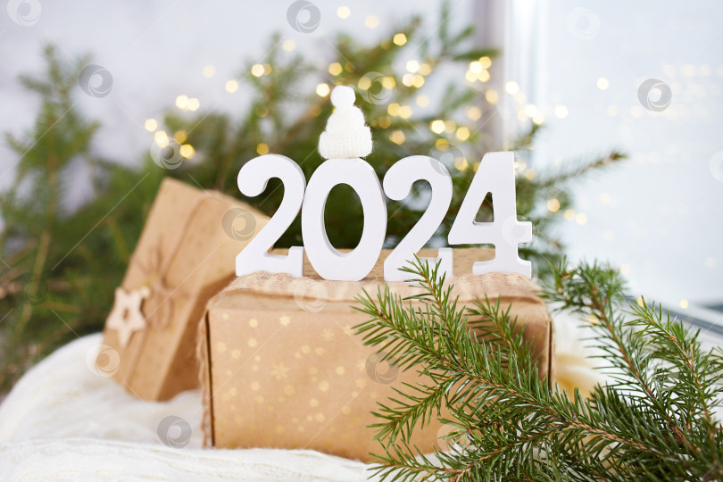 Скачать С наступающим Новым 2024 годом. Рождественская композиция на подоконнике фотосток Ozero