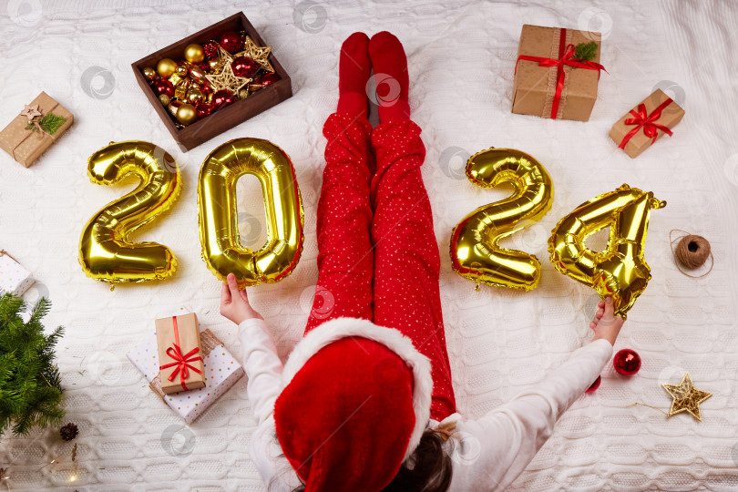 Скачать С наступающим Новым 2024 годом. Золотые воздушные шары с цифрами. фотосток Ozero