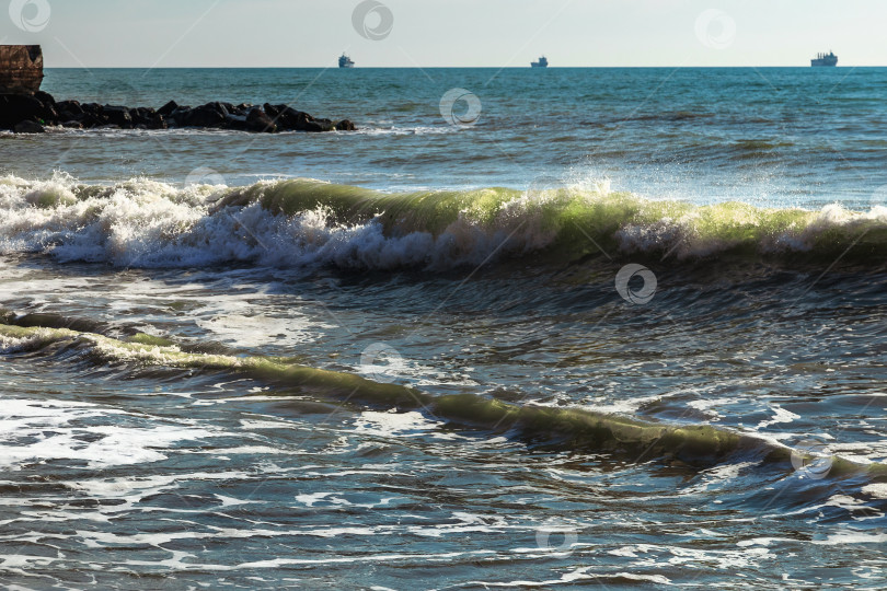 Скачать Морской прибой на пляже. фотосток Ozero