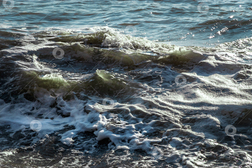 Скачать Вид на волны Черного моря. Прозрачная волнистая морская вода. фотосток Ozero