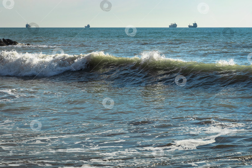 Скачать Брызги волн разбиваются о скалы. Морской прибой на пляже. фотосток Ozero