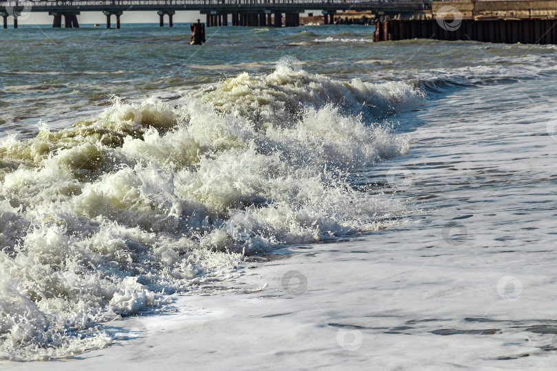 Скачать Крупный план волны на побережье Черного моря. фотосток Ozero