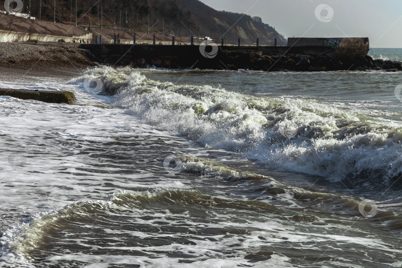 Скачать Прозрачная волнистая морская вода. Крупный план волны на побережье Черного моря. фотосток Ozero