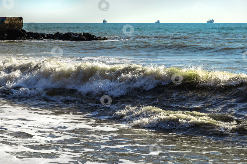 Скачать Всплески морских волн. фотосток Ozero