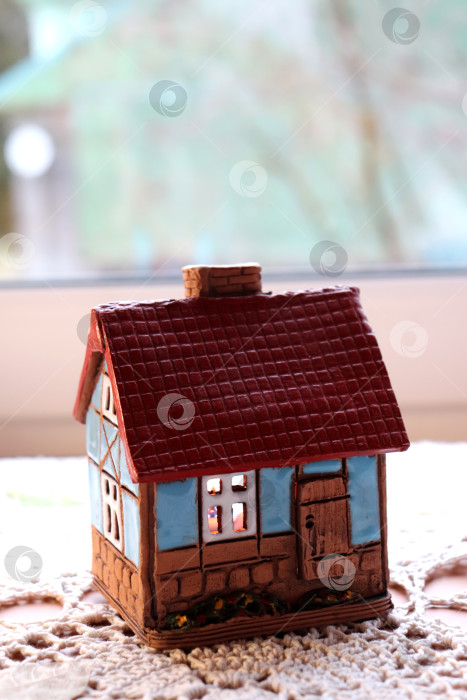 Скачать Керамический подсвечник дом на салфетке у окна фотосток Ozero