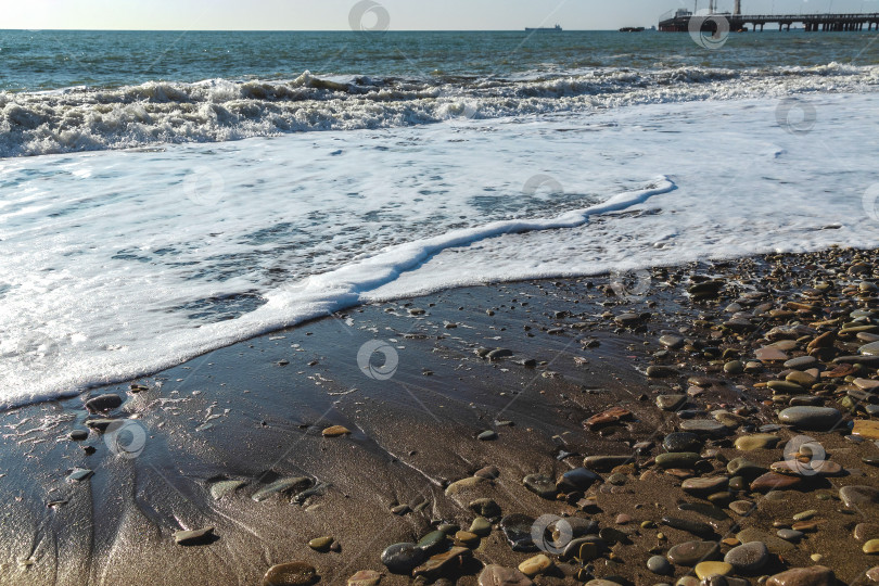 Скачать Морская пена прибрежной волны на песчаном пляже крупным планом. фотосток Ozero