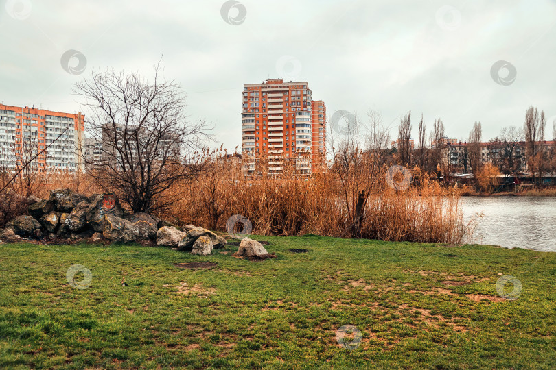 Скачать Городской пейзаж. Вид на городской пруд. фотосток Ozero