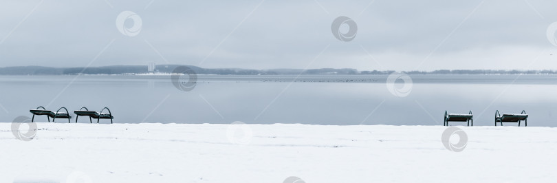 Скачать Пляж на берегу озера зимой фотосток Ozero