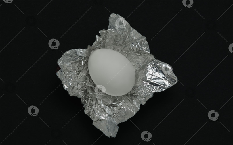 Скачать Куриное яйцо в обертке фотосток Ozero