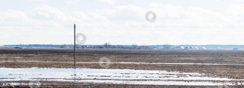 Скачать Пролитая вода на поле весной фотосток Ozero