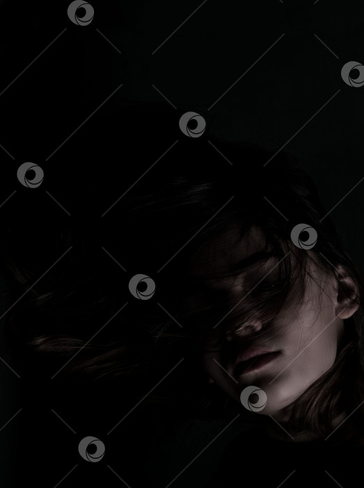 Скачать Портретное изображение молодой девушки в темноте фотосток Ozero