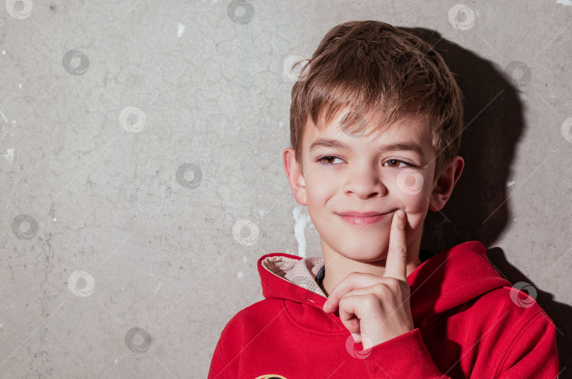 Скачать Портретное изображение маленького мальчика в рубашке фотосток Ozero