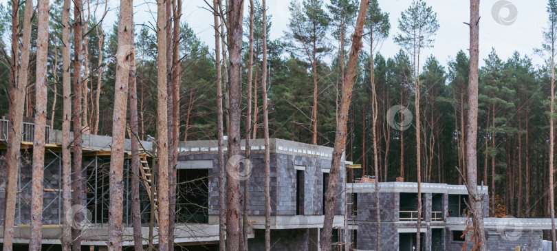 Скачать Строительство нового дома в лесу фотосток Ozero