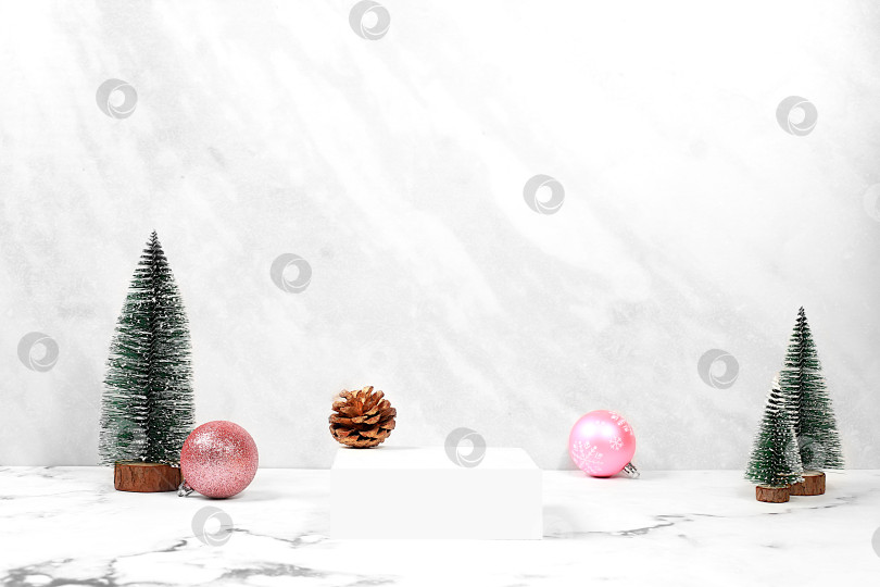 Скачать Пустой современный стол с рождественскими елками на фоне огней и боке. Рождественский и новогодний макет для дизайна и демонстрации продукции, минималистичная концепция Веселого Рождества фотосток Ozero