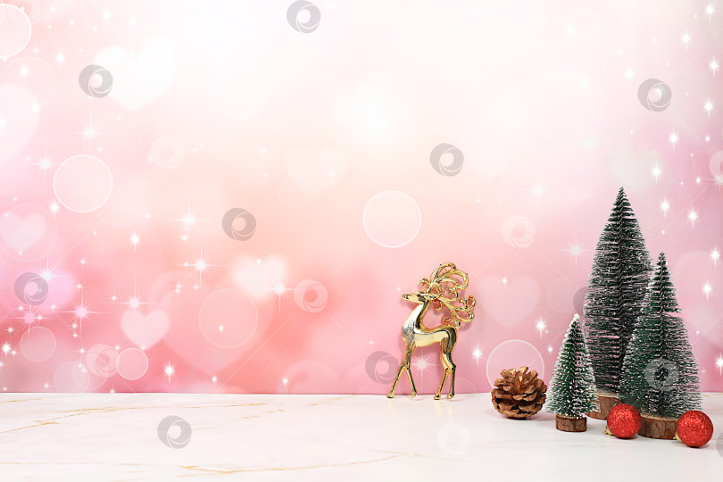 Скачать Пустой современный стол с елями и золотыми оленями на фоне огней и боке. Рождественский и новогодний макет для дизайна и демонстрации продукции, минималистичная концепция Веселого Рождества, фотосток Ozero