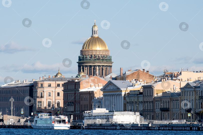 Скачать Санкт-Петербург, Санкт-Петербург, Россия. - 6 октября 2023 года. Вид на собор Св. Исаакиевский собор и река Нева. Избирательный фокус. фотосток Ozero