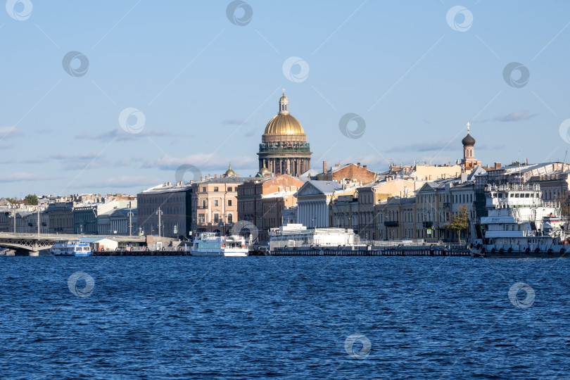 Скачать Санкт-Петербург, Санкт-Петербург, Россия. - 6 октября 2023 года. Вид на собор Св. Исаакиевский собор и река Нева. Избирательный фокус. фотосток Ozero