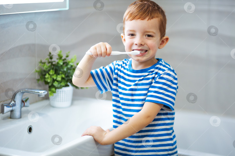 Скачать маленький мальчик 3-4 лет чистит зубы в ванной фотосток Ozero