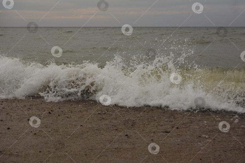 Скачать Волна на песчаном морском пляже фотосток Ozero