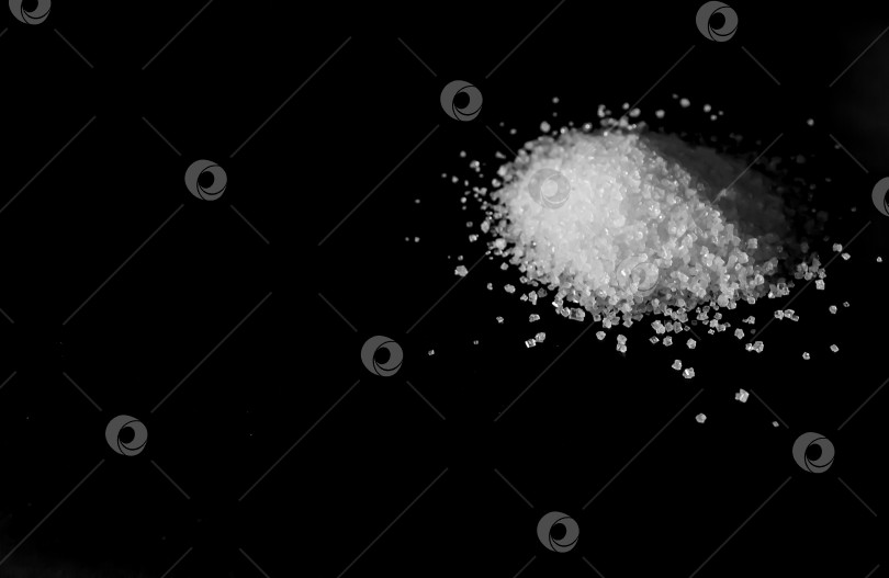 Скачать небольшая кучка белого сахара, вид сбоку, на черном фоне фотосток Ozero