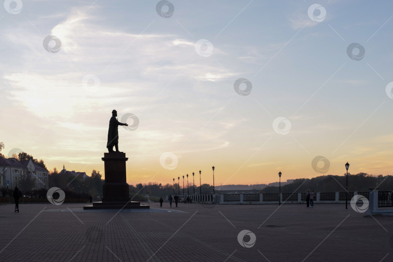 Скачать Памятник князю Владимиру в Смоленске. фотосток Ozero