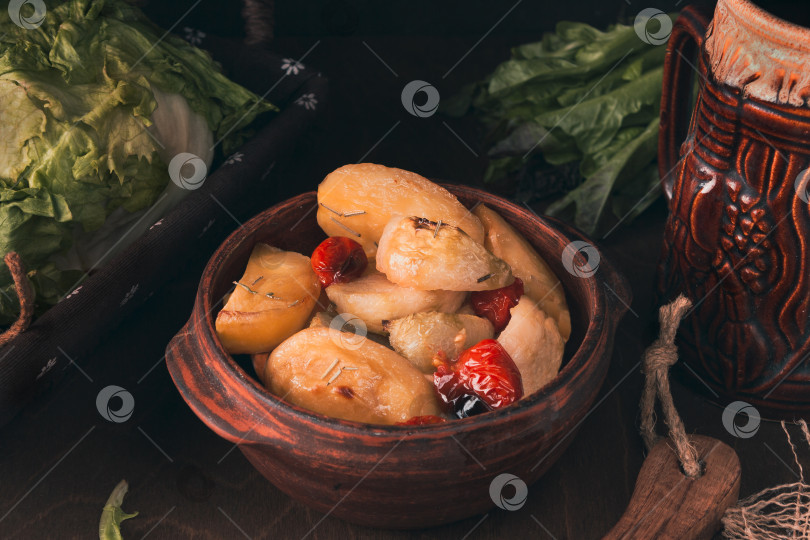 Скачать глиняная миска с печеным картофелем, темное фото фотосток Ozero