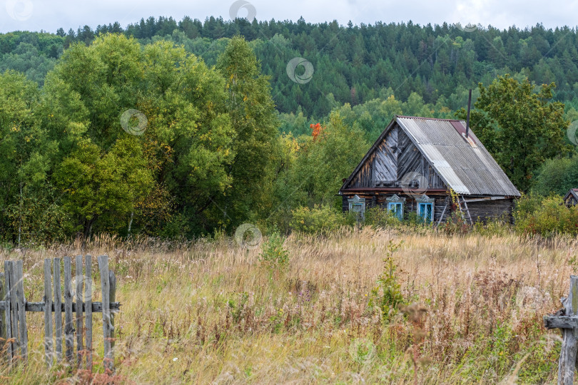 Скачать старый дом в осенний день фотосток Ozero