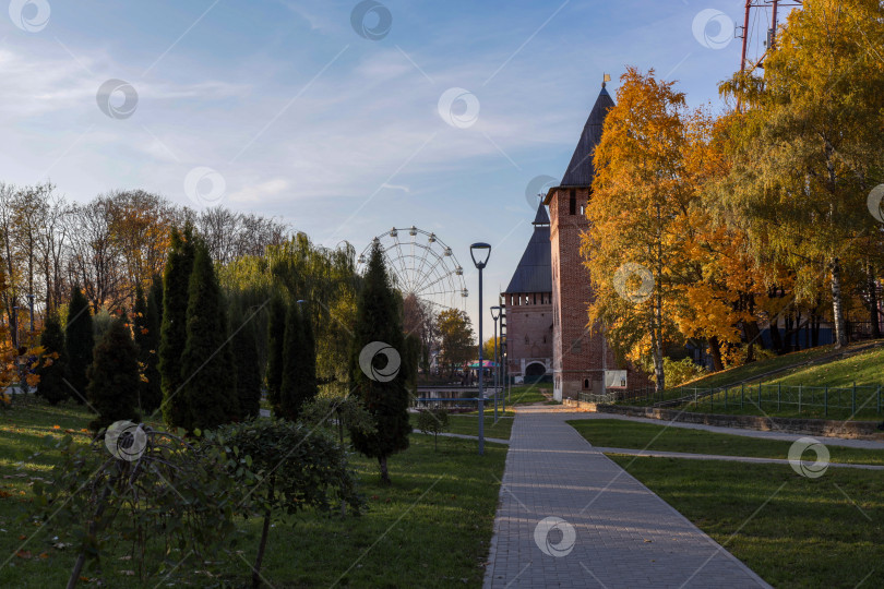 Скачать Смоленск. Парк. Башни крепостной стены и колесо обозрения. фотосток Ozero