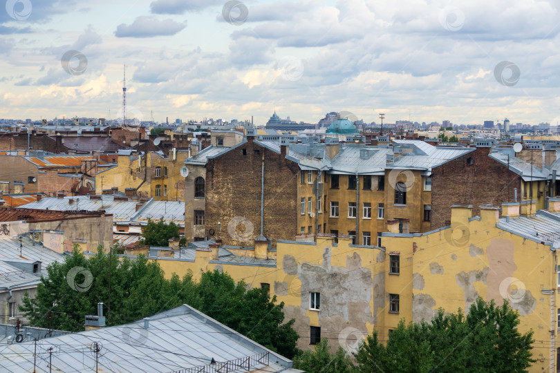 Скачать вид на крыши исторического центра Санкт-Петербурга в пасмурный день фотосток Ozero