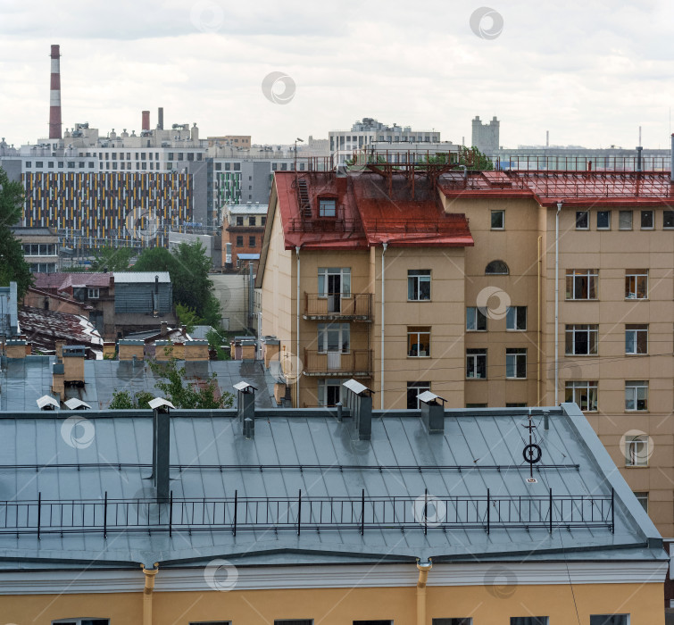 Скачать городской пейзаж, вид с крыши на здания старого города в пасмурный день в Санкт-Петербурге фотосток Ozero