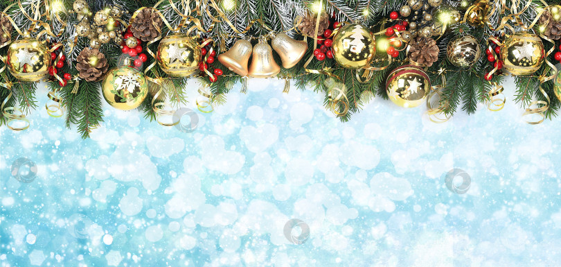 Скачать Рождественский и новогодний макет для дизайна, баннер для экрана, праздничный фон с еловыми ветками, сосновыми шишками и украшениями с местом для текста, поздравительная открытка, фотосток Ozero