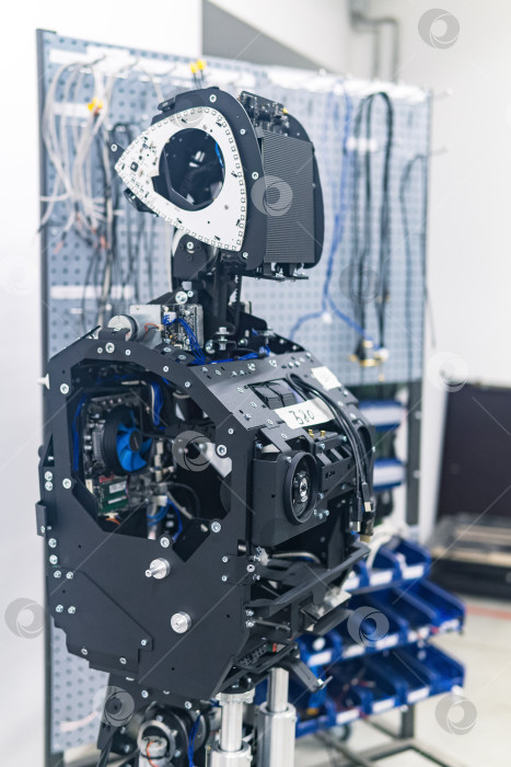 Скачать человекоподобный робот в процессе сборки и наладки в мастерской фотосток Ozero