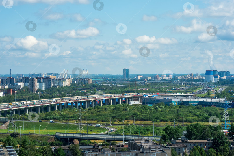 Скачать пейзаж пригородов Санкт-Петербурга с жилыми кварталами и транспортными развязками, вид с высоты птичьего полета фотосток Ozero