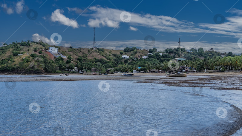 Скачать Во время отлива рыбацкие лодки швартуются на мелководье. фотосток Ozero