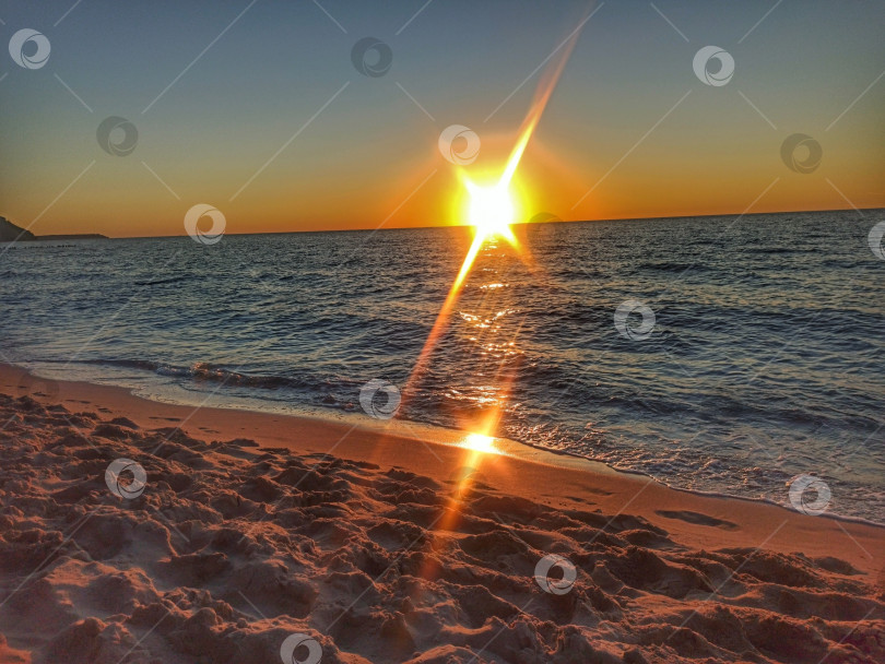 Скачать Солнце отражается в волнах фотосток Ozero