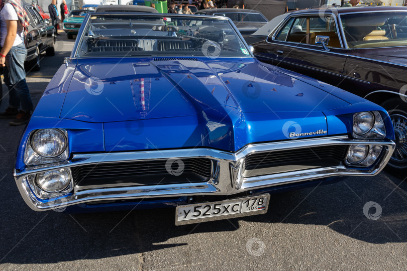 Скачать Синий Pontiac Bonneville на выставке ret в Торонто Оригинальная встреча - Санктпетербург, Россия, сентябрь 2023 фотосток Ozero